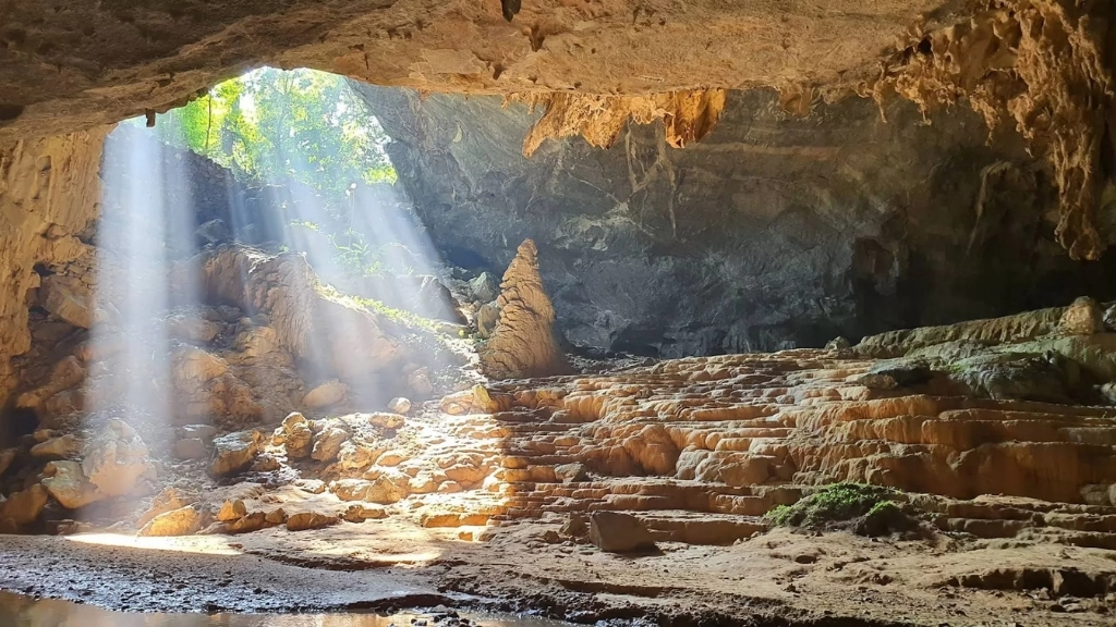 Nguom Ngao cave
