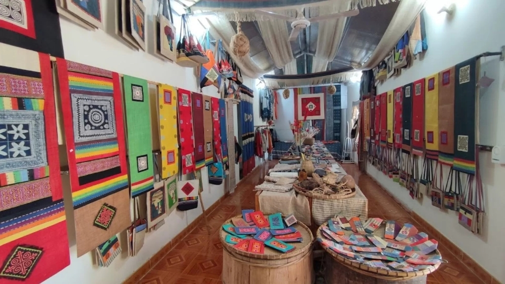 Local shops selling handmade flax textiles in Lung Tam
