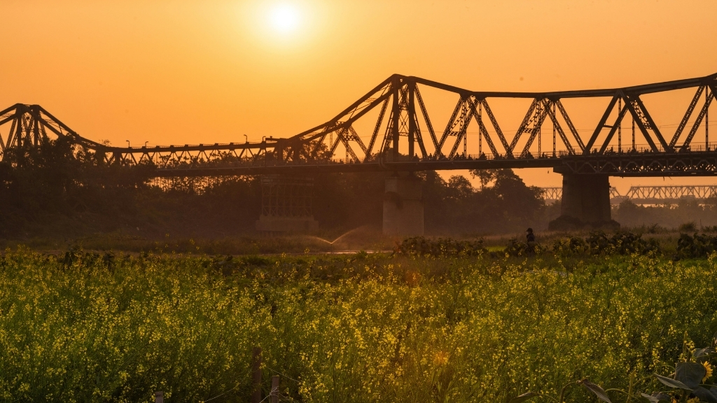 Sunrise over Long Bien Bridge in Hanoi