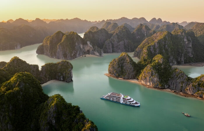 Cruise Lyra Grandeur in Halong Bay