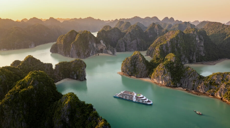 Cruise Lyra Grandeur in Halong Bay Cruise Lyra Grandeur in Halong Bay