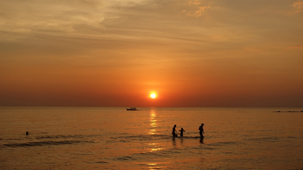 Ong Lang beach sunset