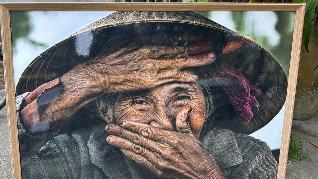 Hidden Smile is one of the most emblematic photographs in R&eacute;hahn&rsquo;s collection