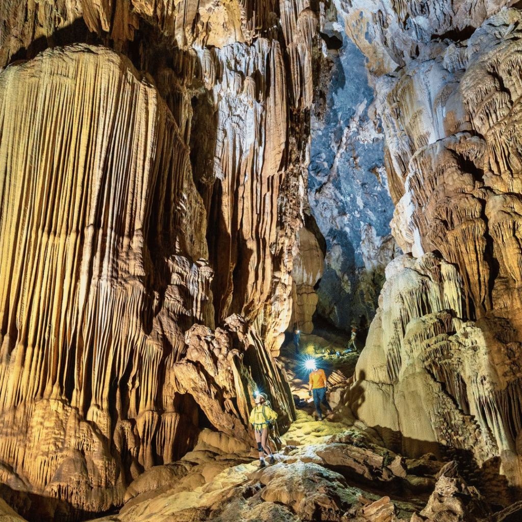 Large cave hall inside Thang Cave captured in a panoramic view (source: Jungle Boss)