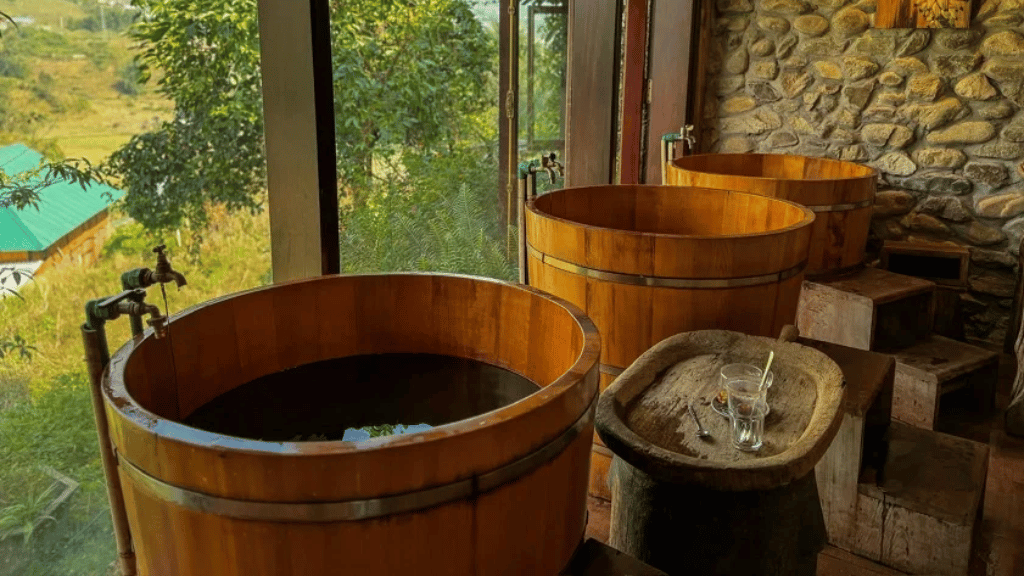 Traditional Po mu wooden tub for Red Dao herbal bath