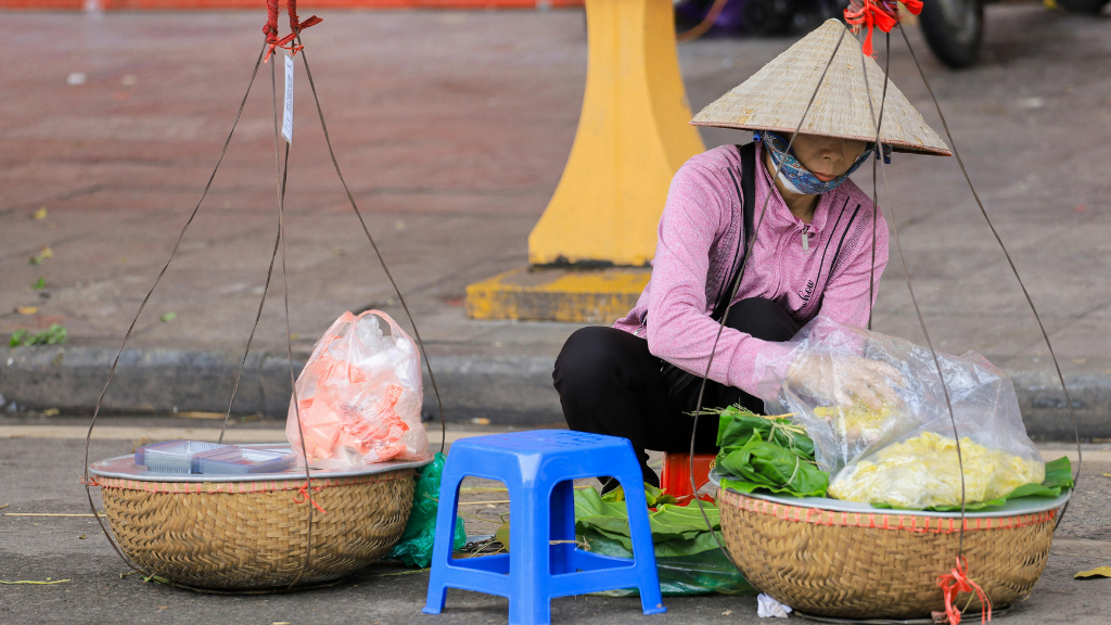 Hanoi autumn street vendor selling green sticky rice (xoi com)