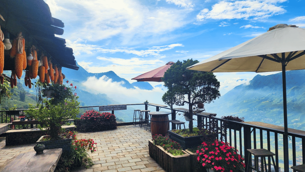 A caf&eacute; perched above the Muong Hoa Valley