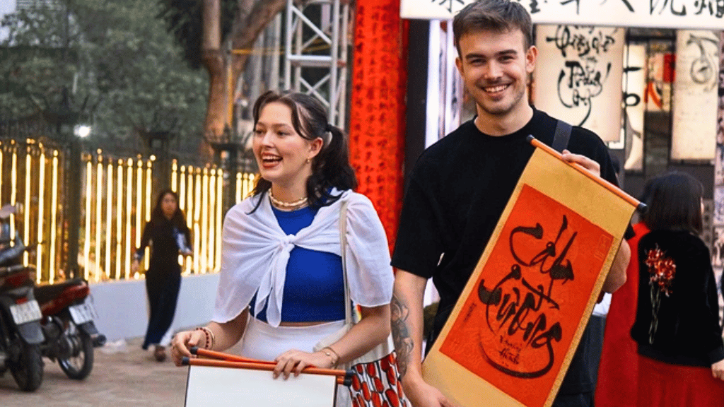 Vietnamese calligraphy attracts the interest of many foreign visitors